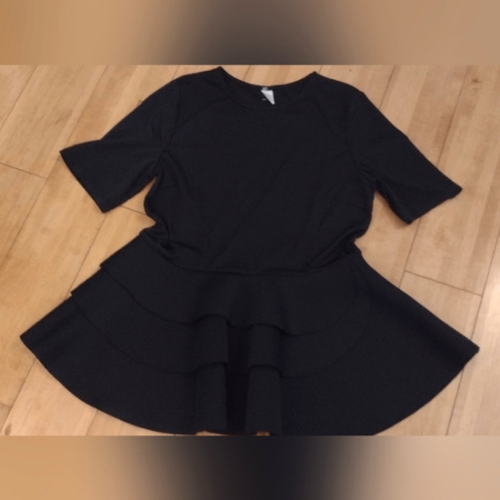 Flounced hem scuba top ptp 18"